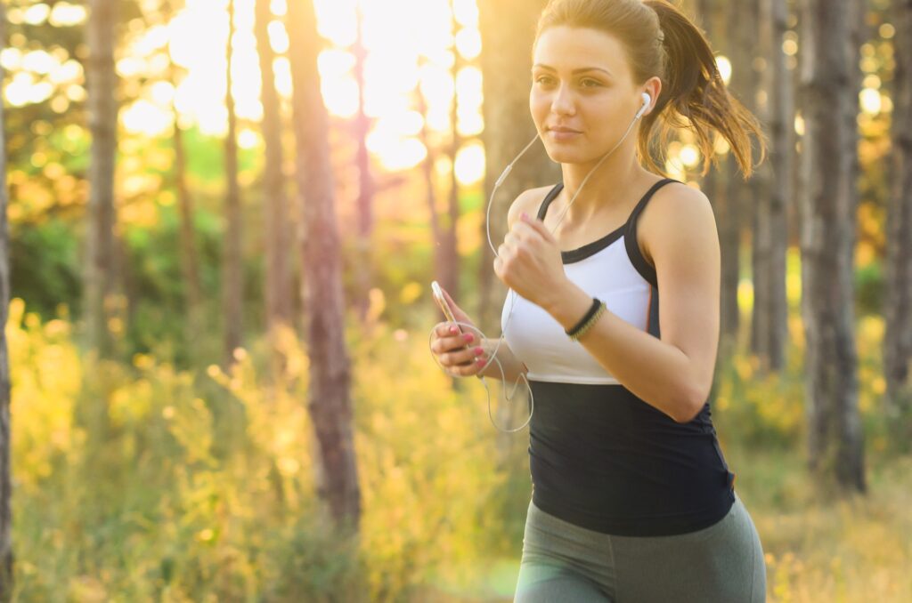 frau beim joggen progesteron