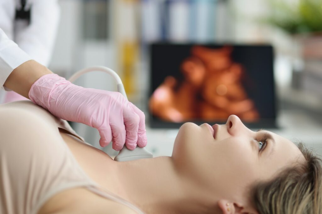 frau beim test der schilddrüse autoimmunerkrankungen